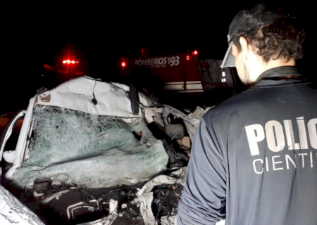 Acidente após atropelamento de anta deixa 2 mortos e carreta em chamas na BR-267