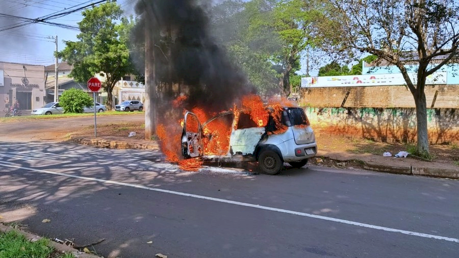 Carro pega fogo no meio da rua em Dourados e fica completamente destruído