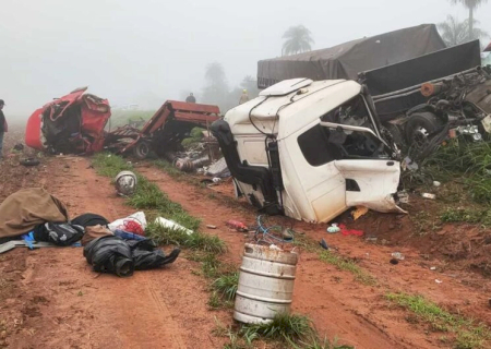 Acidente entre carreta e caminhão deixa uma pessoa morta e outra ferida na MS-157
