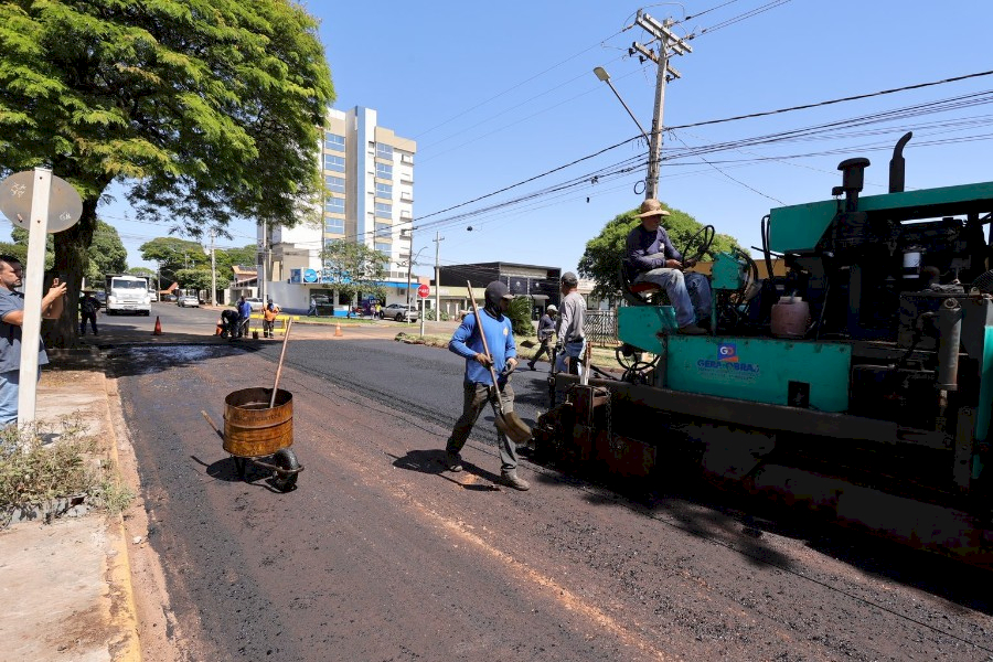 Prefeitura acelera trabalhos e recapeamento da Clóvis Cerzósimo e Iguaçu passa de 70%