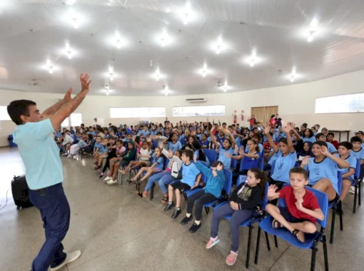 Entrega de kits e uniformes no primeiro dia de aula emociona pais de estudantes