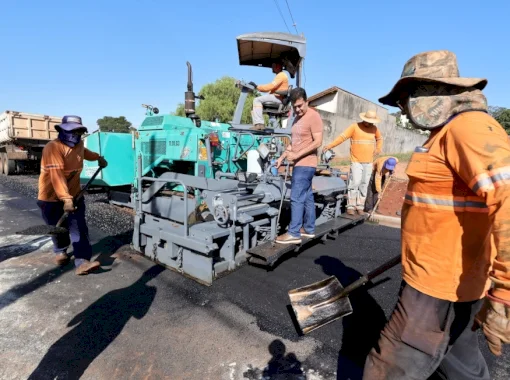 Prefeitura avança com asfalto no Altos do Indaiá após décadas de espera dos moradores