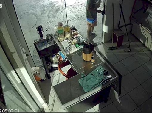 Veja o momento em que 'Microfone' arromba porta de açougue e furta dinheiro em Dourados (Video)