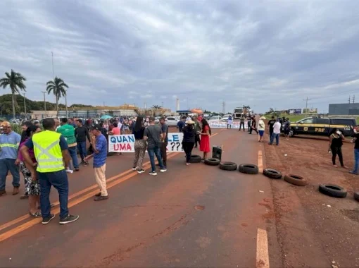 Trecho da BR-163 é liberado após negociações e 6h30 de protestos
