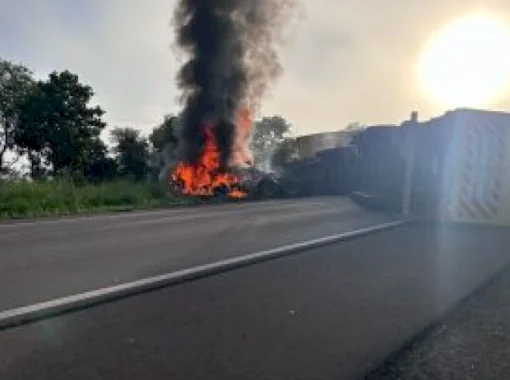 Colisão entre carretas termina em incêndio e motorista resgatado de cabine em chamas