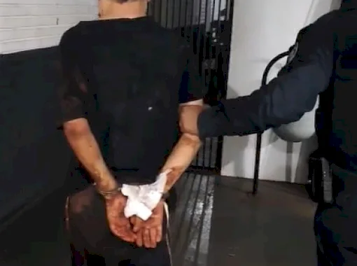 Condutor de caminhonete bate em veículos, foge da polícia e só para com tiros nos pneus