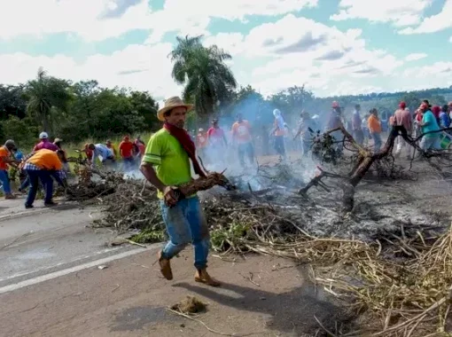 Membros do MST liberam rodovia após quase 6 horas de bloqueio