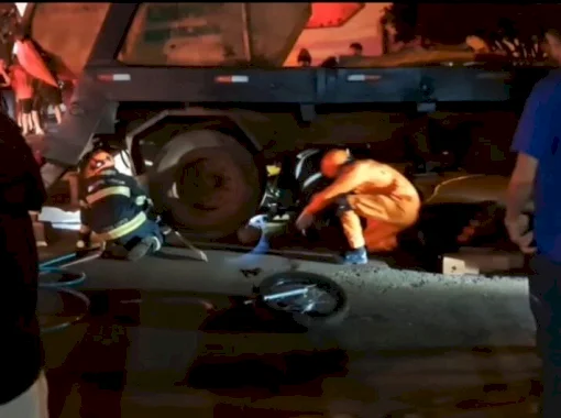 Acidente deixa vítimas sob caminhão em resgate de aproximadamente 40 minutos