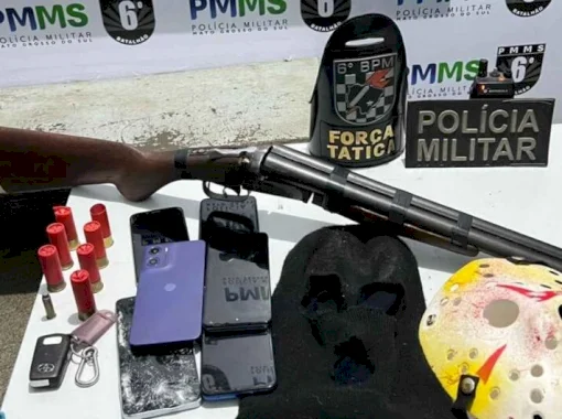 Com máscara do 'Jason', homem é preso acusado de tentar sequestrar crianças ameaçando com arma