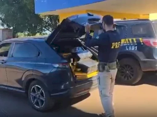 Dirigindo carro lotado de maconha, homem foge da polícia e só para com pneu estourado por tiros (Video)