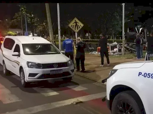 Jovem é morta e namorado fica em estado grave após ataque a tiros; autores são procurados