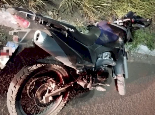 Motociclista morre ao colidir contra árvore em canteiro de avenida