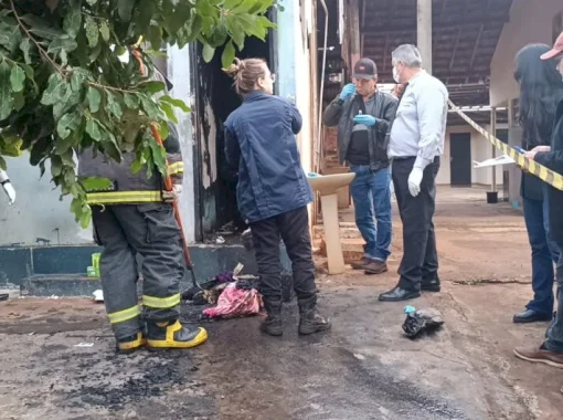 Homem morre durante incêndio em banheiro de comércio em Dourados