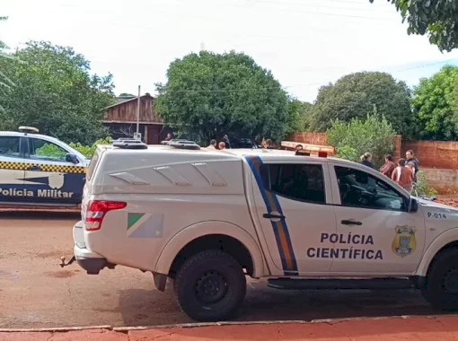 Mulher é encontrada morta dentro de casa e polícia suspeita de crime