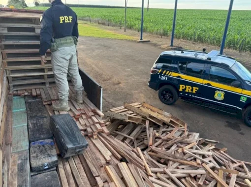 Carreta com pallets escondia quase 1,2 tonelada de maconha