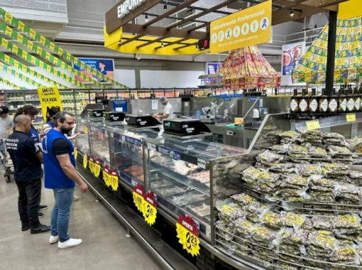 Força-tarefa em loja do Assaí apreendeu quase uma tonelada de alimentos