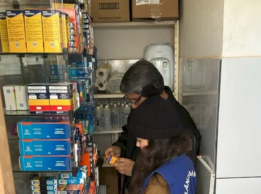 Ação conjunta identifica armazenamento e venda irregular de remédios; farmacêutico é preso