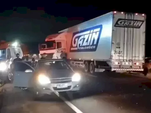Colisão entre ambulância, carreta e carro deixa 12 feridos na BR-163