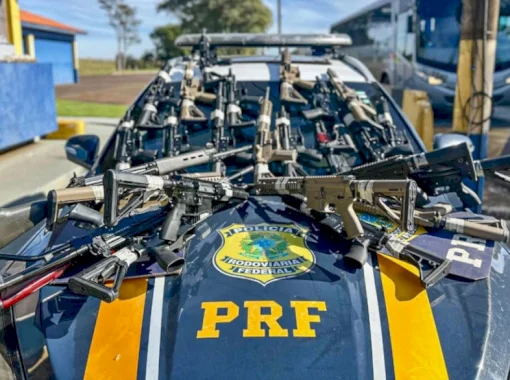 PRF apreende 26 fuzis durante abordagem a caminhão no Paraná