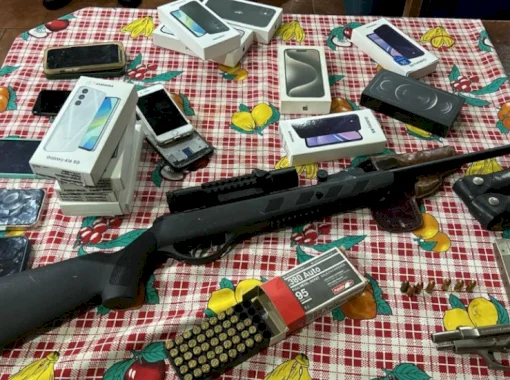Arma e celulares são apreendidos na fronteira em investigação de homicídio ocorrido em Dourados