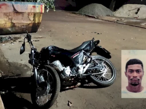 Motociclista morre após bater em caçamba de entulho