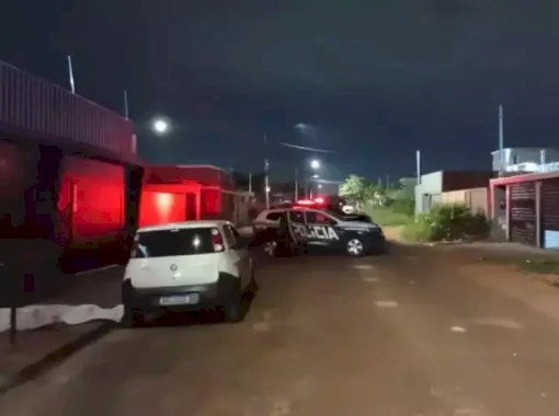 Homem é morto a tiros na frente de casa em bairro da Capital