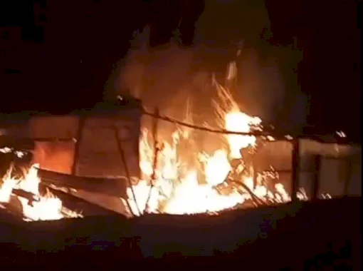 Incêndio deixa homem gravemente ferido e casa completamente destruída