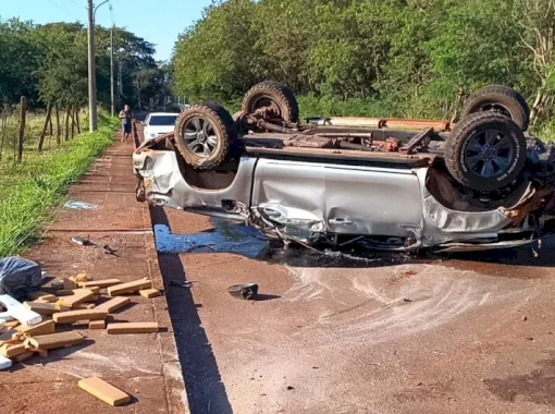Motorista tenta fuga e capota caminhonete carregada com maconha na Via Parque
