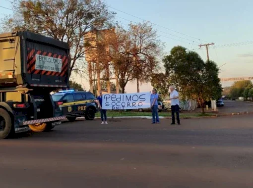 Pedindo por duplicação, moradores protestam na BR-463