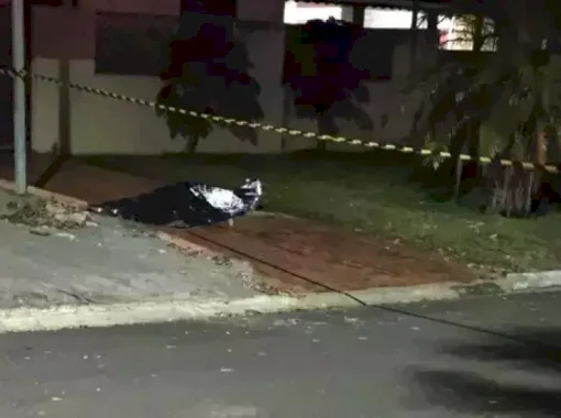 Suspeito de matar companheira na frente de duas crianças se entrega à polícia
