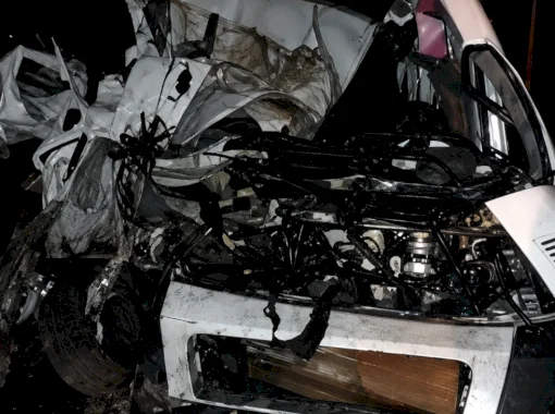 Quatro pessoas morrem após colisão com van que levava pacientes, carro e caminhão