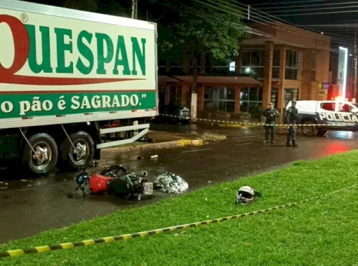 Jovem morre após colidir na traseira de caminhão estacionado