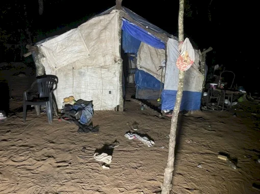 Homem invade residência, mata bebê de 5 meses com foice e deixa mulher ferida