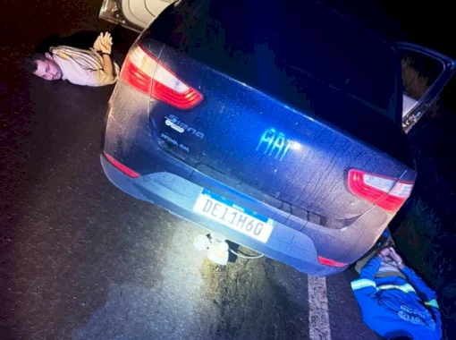 Polícia dispara 18 tiros nos pneus de carro roubado após dupla abastecer e fugir sem pagar a conta