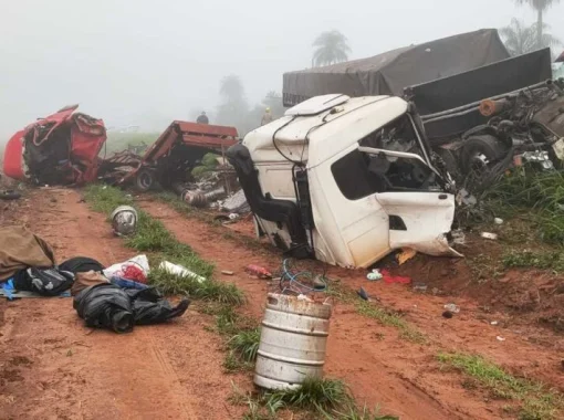 Acidente entre carreta e caminhão deixa uma pessoa morta e outra ferida na MS-157