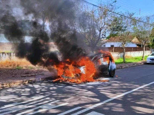 Carro pega fogo no meio da rua em Dourados e fica completamente destruído