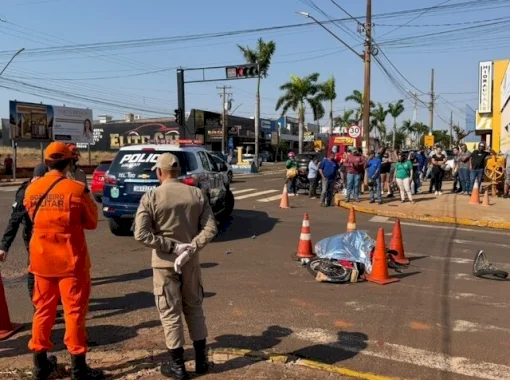 Mulher em bicicleta elétrica morre após ser atingida por caminhão