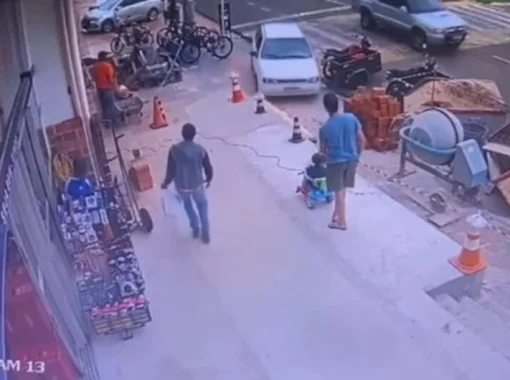 Motorista bêbado invade calçada e atropela pai e bebê de 1 ano em MS