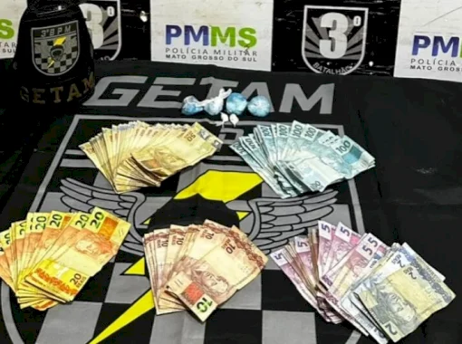 Mulher tenta escapar, mas é presa com cocaína e R$ 5,1 mil em espécie
