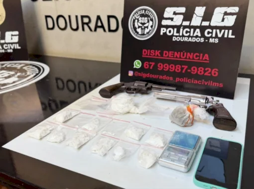 Homem é preso com cocaína e armas e diz que vendia droga porque está sem dinheiro