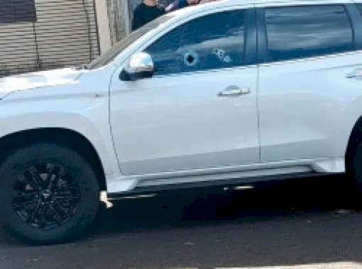 Homem é executado a tiros dentro de SUV de luxo na fronteira