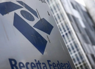 Receita Federal alerta para golpes com taxa falsa sobre Pix