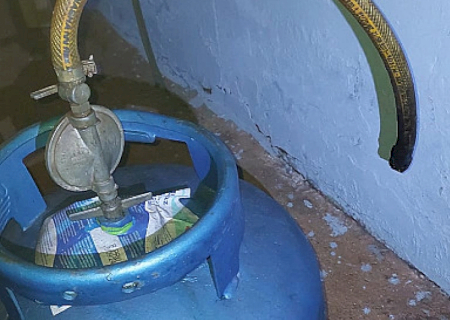 Embriagado, homem incendeia a própria casa e agride companheira