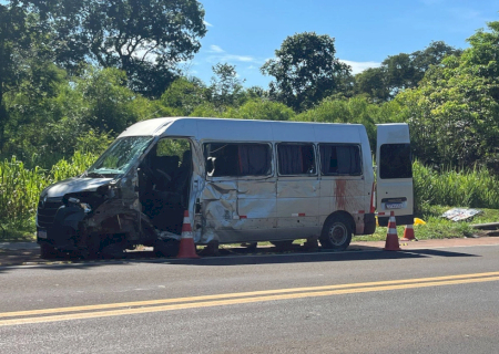 Acidente com van que saiu de Dourados deixa uma pessoa morta na BR-163