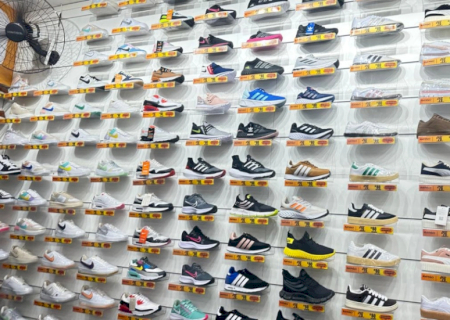 Operação apreende 30,7 mil pares de tênis falsificados na Capital