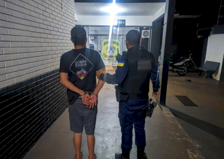 Homem é preso após ameaçar esposa com faca em Dourados