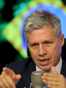 Alimentos estão mais baratos, mas preços devem cair mais, diz ministro