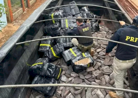 PRF prende caminhoneiro com 2,6 toneladas de maconha e 825 munições