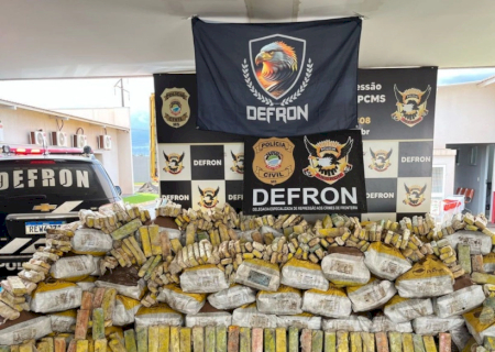 Polícia encontra 3,7 toneladas de maconha em caminhão após acidente na fronteira