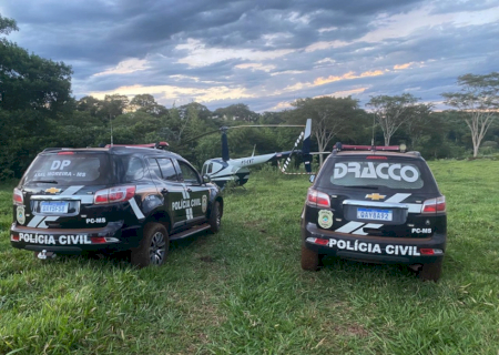 Helicóptero recuperado na fronteira é levado para hangar da polícia na Capital